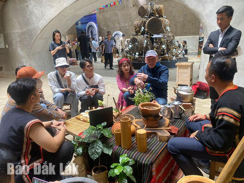 Du khách tìm hiểu, thưởng thức cà phê tại Bảo tàng Thế giới cà phê.