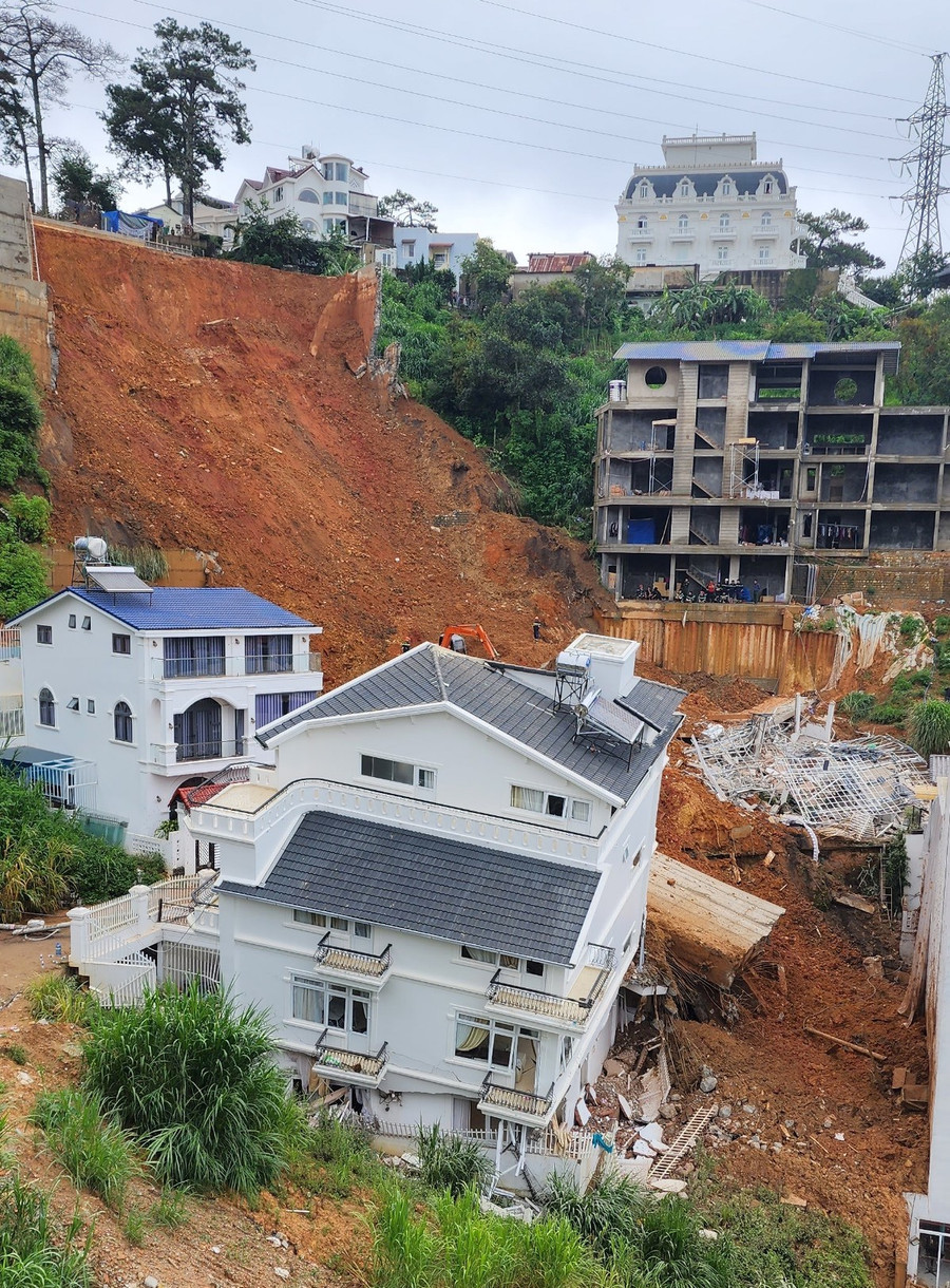 Nhiều ngôi nhà xung quanh đang đối diện với nguy cơ sạt lở bất cứ lúc nào. Ảnh: Hữu Long Nhiều ngôi nhà xung quanh đang đối diện với nguy cơ sạt lở bất cứ lúc nào. Ảnh: Hữu Long