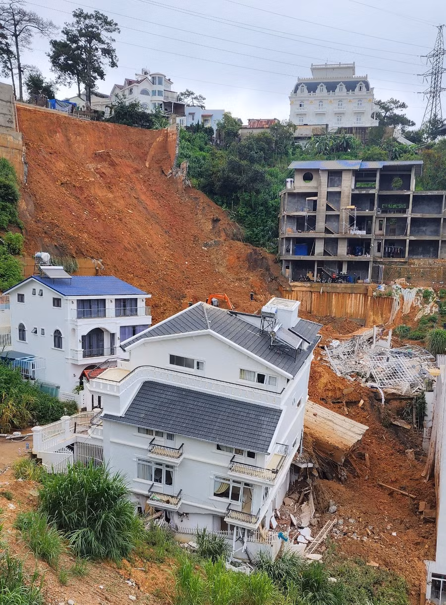 Nhiều ngôi nhà xung quanh đang đối diện với nguy cơ sạt lở bất cứ lúc nào. Ảnh: Hữu Long