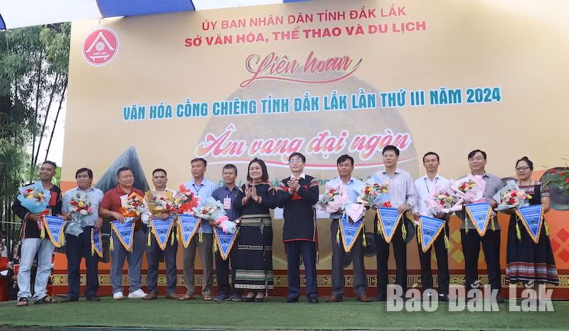 Bí thư Tỉnh ủy Nguyễn Đình Trung và Phó Chủ tịch UBND tỉnh H’Yim Kđoh trao cờ lưu niệm cho các đoàn tham gia liên hoan.