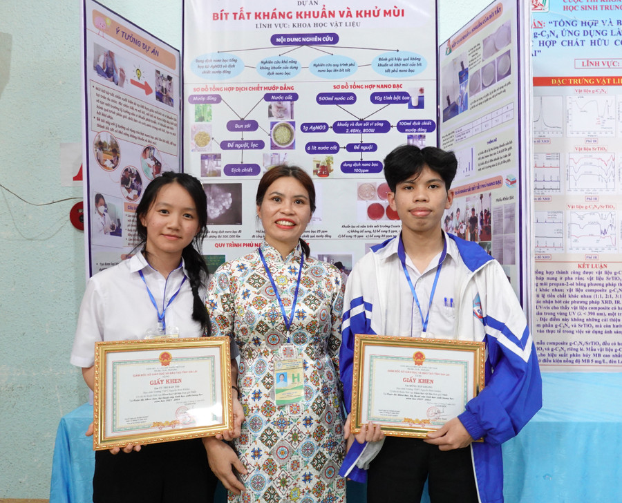 Hai em Đồng Tấn Khang (bìa phải) và Từ Thị Bảo Thi (Trường THPT Nguyễn Bỉnh Khiêm, huyện Chư Sê) phấn khởi bên giáo viên hướng dẫn sau khi đạt được giải nhất tại cuộc thi. Ảnh: Mộc Trà Hai em Đồng Tấn Khang (bìa phải) và Từ Thị Bảo Thi (Trường THPT Nguyễn Bỉnh Khiêm, huyện Chư Sê) phấn khởi bên giáo viên hướng dẫn sau khi đạt được giải nhất tại cuộc thi. Ảnh: Mộc Trà