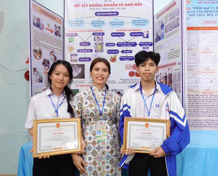 Hai em Đồng Tấn Khang (bìa phải) và Từ Thị Bảo Thi (Trường THPT Nguyễn Bỉnh Khiêm, huyện Chư Sê) phấn khởi bên giáo viên hướng dẫn sau khi đạt được giải nhất tại cuộc thi. Ảnh: Mộc Trà Hai em Đồng Tấn Khang (bìa phải) và Từ Thị Bảo Thi (Trường THPT Nguyễn Bỉnh Khiêm, huyện Chư Sê) phấn khởi bên giáo viên hướng dẫn sau khi đạt được giải nhất tại cuộc thi. Ảnh: Mộc Trà