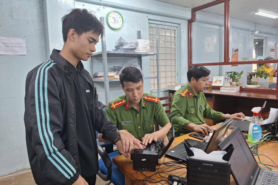 Cán bộ, chiến sĩ Phòng Cảnh sát Quản lý hành chính về trật tự xã hội làm thủ tục cấp thẻ Căn cước cho công dân. Ảnh: T.D Cán bộ, chiến sĩ Phòng Cảnh sát Quản lý hành chính về trật tự xã hội làm thủ tục cấp thẻ Căn cước cho công dân. Ảnh: T.D