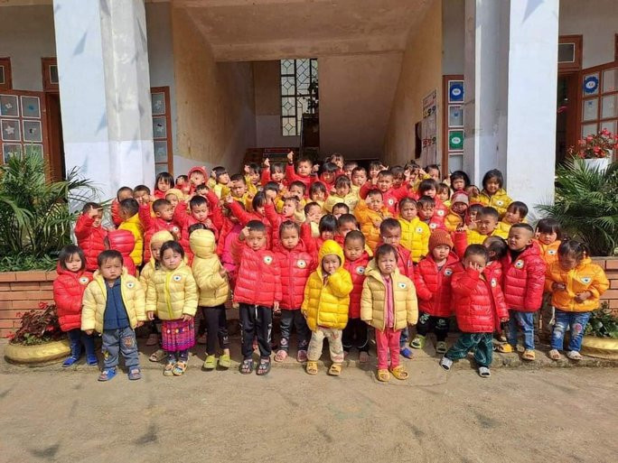 Các em nhỏ được mặc áo ấm từ chương trình “Đông ấm cho em”