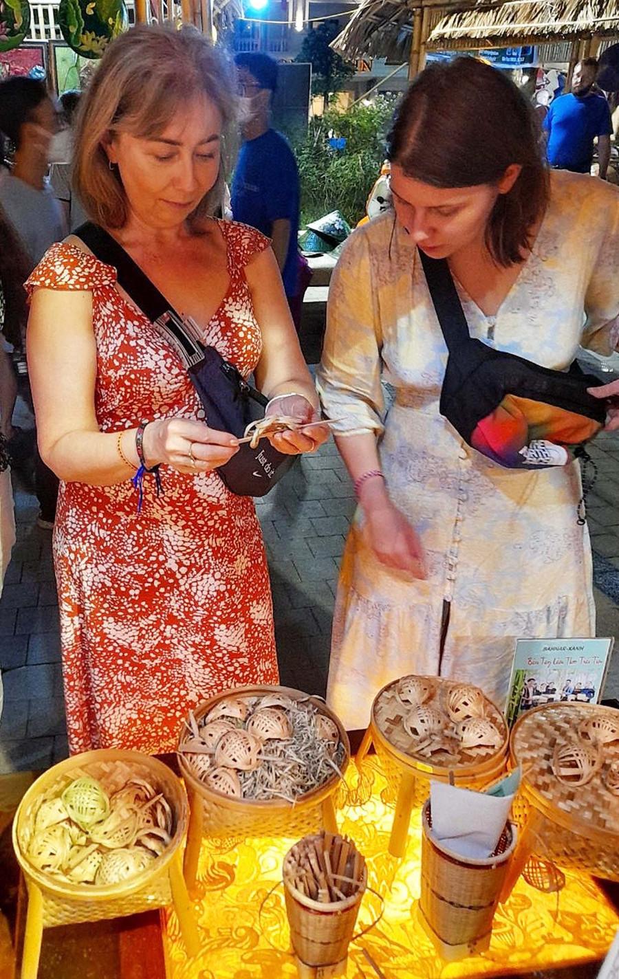 Khách quốc tế thích thú với các sản phẩm mây tre đan của nghệ nhân Bahnar (ảnh nhân vật cung cấp). Khách quốc tế thích thú với các sản phẩm mây tre đan của nghệ nhân Bahnar (ảnh nhân vật cung cấp).
