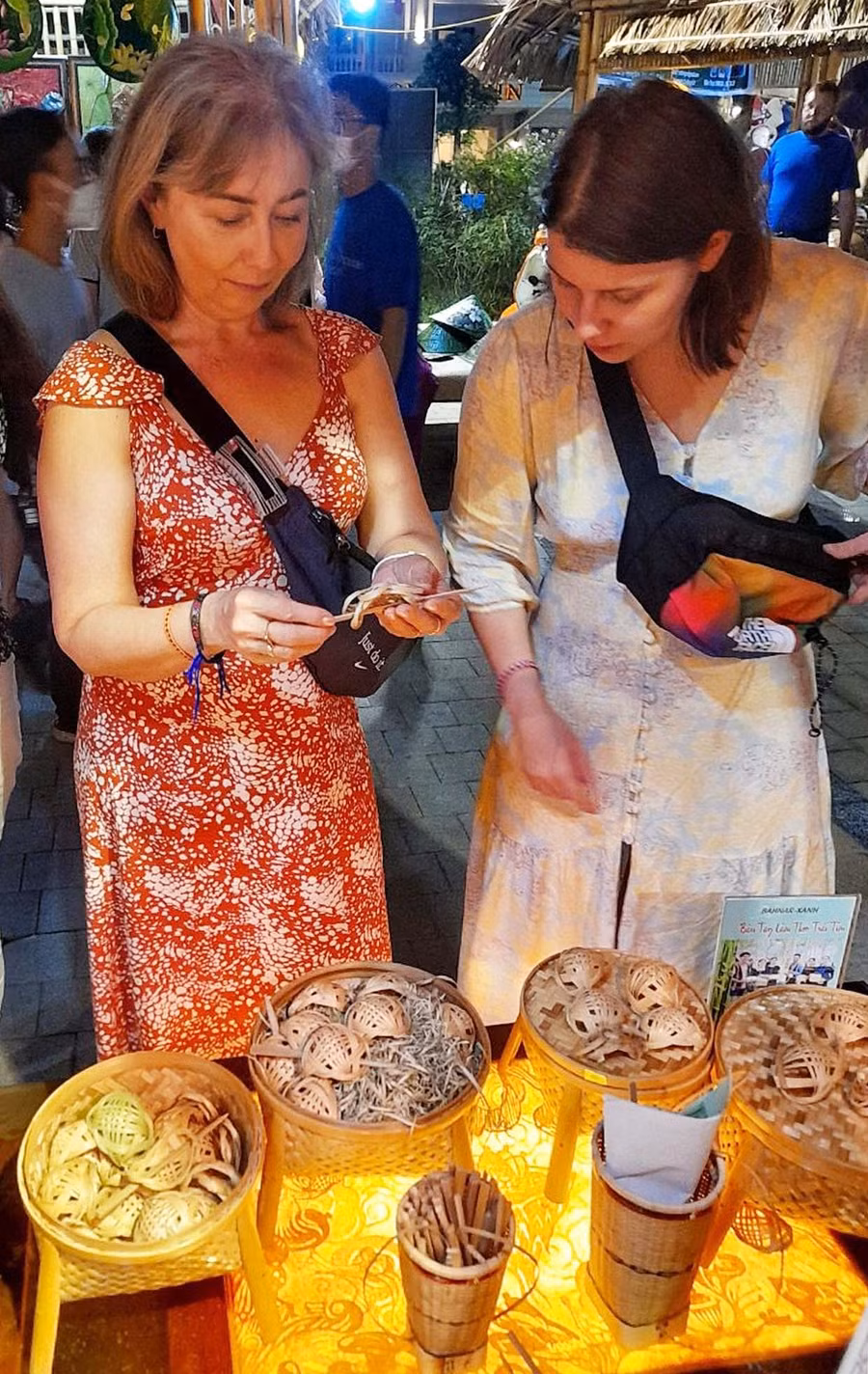 Khách quốc tế thích thú với các sản phẩm mây tre đan của nghệ nhân Bahnar (ảnh nhân vật cung cấp).