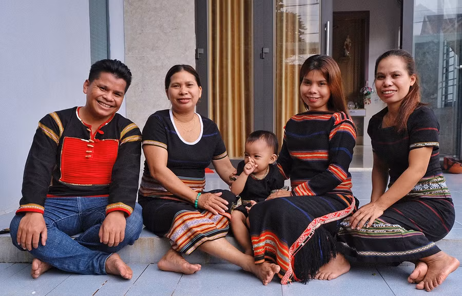 Niềm hạnh phúc của một gia đình người Jrai ở huyện Phú Thiện. Ảnh: M.C