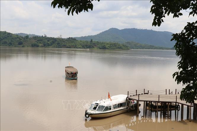 Hồ Lắk, hồ nước ngọt lớn nhất tỉnh Đắk Lắk và Tây Nguyên, lớn thứ hai cả nước sau hồ Ba Bể (tỉnh Bắc Kạn). Ảnh: TTXVN