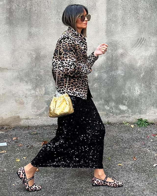Áp dụng cách phối trang phục với sự đồng điệu của jacket và giày ballet mềm họa tiết đi cùng chân váy sequins của Lolita. Nữ stylist người Pháp khéo léo sử dụng sự lấp lánh, nổi bật của cả hai kiểu họa tiết và chất liệu trên một bộ trang phục xuống phố, khiến bất cứ ai cũng không thể rời mắt ngắm nhìn. Ảnh:Instagram NV Áp dụng cách phối trang phục với sự đồng điệu của jacket và giày ballet mềm họa tiết đi cùng chân váy sequins của Lolita. Nữ stylist người Pháp khéo léo sử dụng sự lấp lánh, nổi bật của cả hai kiểu họa tiết và chất liệu trên một bộ trang phục xuống phố, khiến bất cứ ai cũng không thể rời mắt ngắm nhìn. Ảnh:Instagram NV