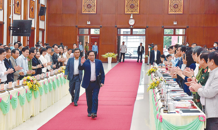 Lãnh đạo tỉnh tiếp đón Thủ tướng Chính phủ Phạm Minh Chính tại buổi làm việc vào sáng 22-5-2022 tại Hội trường 2-9 (TP. Pleiku). Ảnh: Đức Thụy