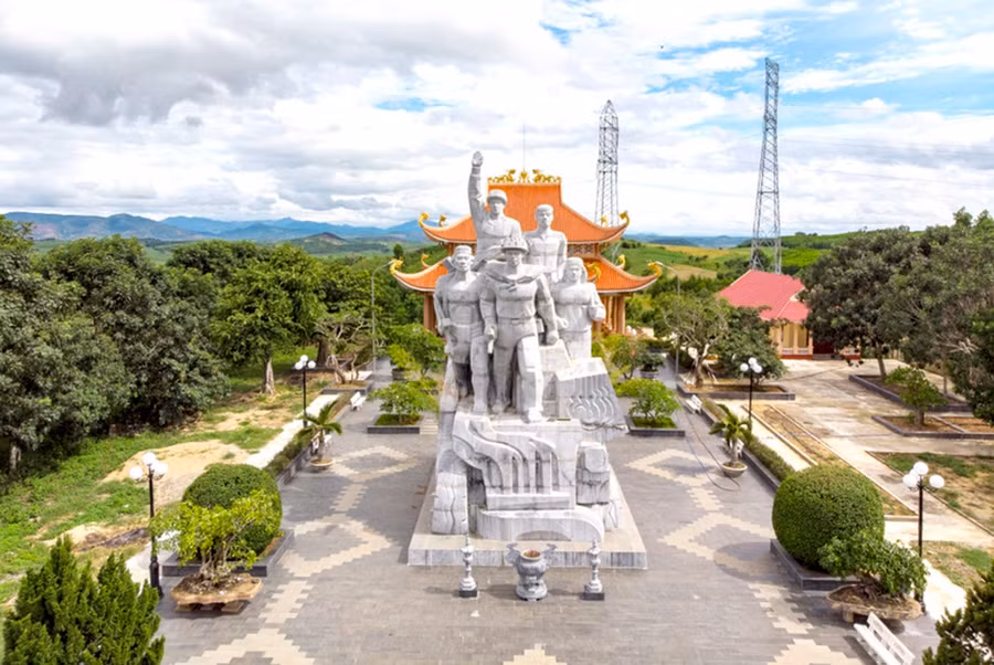 Tượng đài Chiến thắng Đak Pơ. Ảnh: Hoàng Quốc Vĩnh