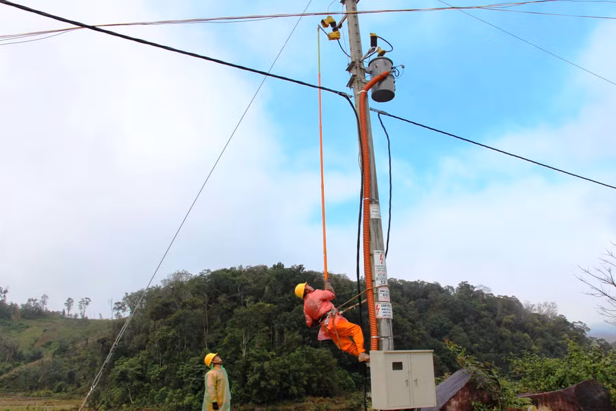 Kéo điện lưới về Măng Bút. Ảnh: HL