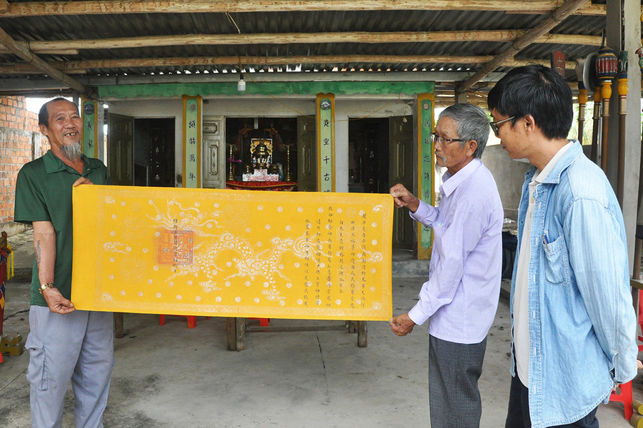 Sắc phong thần Bạch Mã và Bổn cảnh Thành hoàng ở đình Tân Tạo. Ảnh: Nguyễn Anh Minh Sắc phong thần Bạch Mã và Bổn cảnh Thành hoàng ở đình Tân Tạo. Ảnh: Nguyễn Anh Minh
