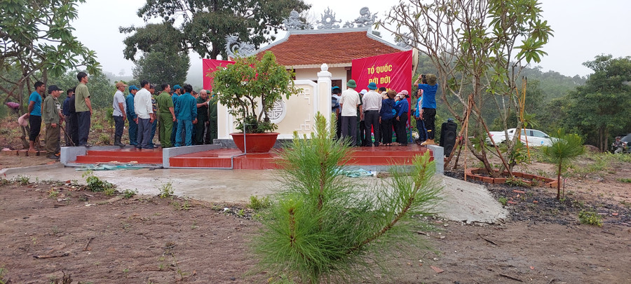 Cán bộ, nhân dân xã Hòa Bình (thành phố Kon Tum) dâng hương tưởng nhớ các anh hùng liệt sĩ tại miếu thờ. Ảnh: HL