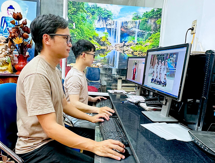 Vào mùa cao điểm chụp kỷ yếu, các nhiếp ảnh gia phải vừa chụp ảnh vừa tranh thủ chỉnh sửa hậu kỳ trong ngày để kịp giao cho các lớp. Ảnh: Mộc Trà Vào mùa cao điểm chụp kỷ yếu, các nhiếp ảnh gia phải vừa chụp ảnh vừa tranh thủ chỉnh sửa hậu kỳ trong ngày để kịp giao cho các lớp. Ảnh: Mộc Trà