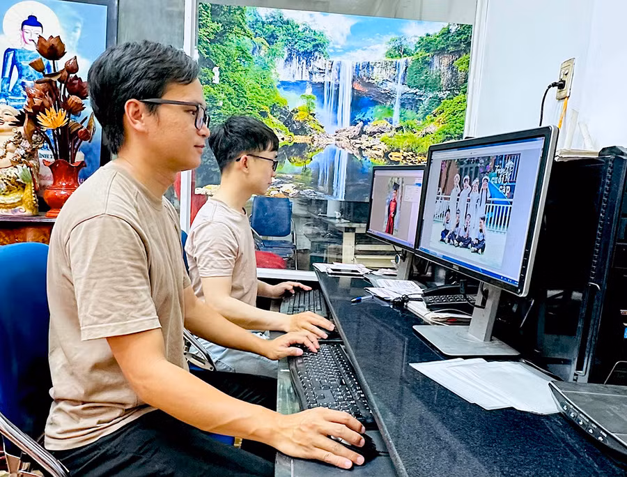 Vào mùa cao điểm chụp kỷ yếu, các nhiếp ảnh gia phải vừa chụp ảnh vừa tranh thủ chỉnh sửa hậu kỳ trong ngày để kịp giao cho các lớp. Ảnh: Mộc Trà