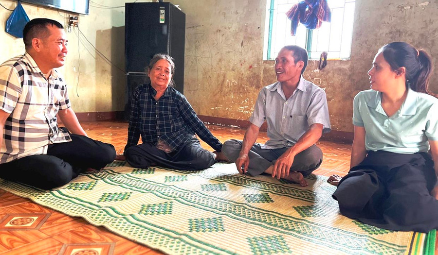 Cán bộ xã, thôn thăm hỏi bệnh binh Siu Ser (thứ 2 từ trái qua; xã Ia Hlốp). Ảnh: Đinh Yến Cán bộ xã, thôn thăm hỏi bệnh binh Siu Ser (thứ 2 từ trái qua; xã Ia Hlốp). Ảnh: Đinh Yến