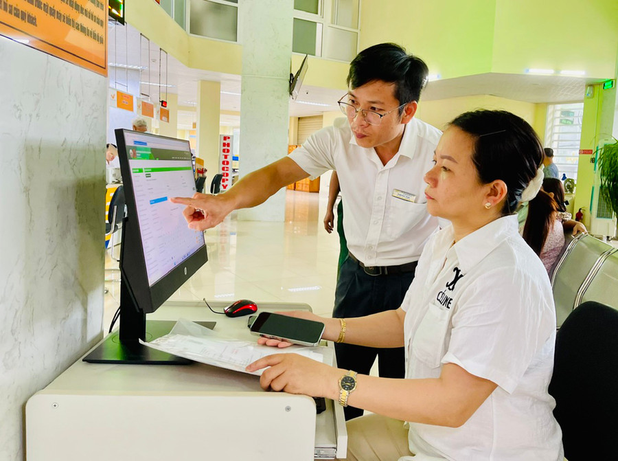Cán bộ bộ phận một cửa của Chi nhánh Văn phòng ĐKĐĐ TP. Pleiku hướng dẫn người dân sử dụng dịch vụ công trong thanh toán nghĩa vụ tài chính về đất đai. Ảnh: H.T Cán bộ bộ phận một cửa của Chi nhánh Văn phòng ĐKĐĐ TP. Pleiku hướng dẫn người dân sử dụng dịch vụ công trong thanh toán nghĩa vụ tài chính về đất đai. Ảnh: H.T