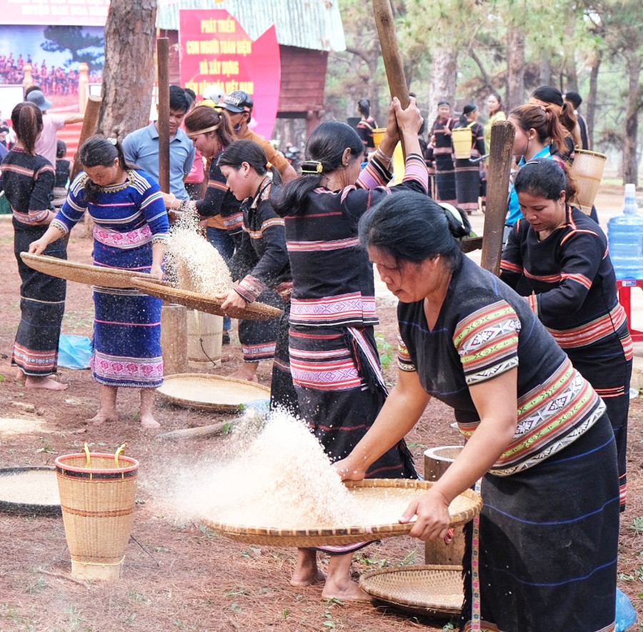 Thi giã gạo chày đôi tại Ngày hội văn hóa các dân tộc huyện Đak Đoa. Ảnh: Minh Châu
