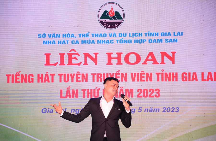 Thí sinh Ksor Huân (Trung tâm VH-TT và TT huyện Ia Grai) được trao giải A thể loại đơn ca. Ảnh: Lam Nguyên Thí sinh Ksor Huân (Trung tâm VH-TT và TT huyện Ia Grai) được trao giải A thể loại đơn ca. Ảnh: Lam Nguyên