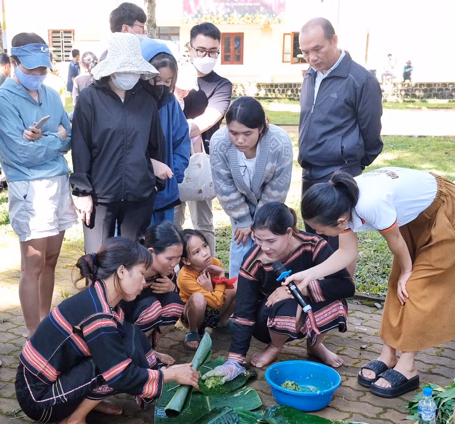 Giới thiệu với du khách các nguyên liệu tự nhiên và cách chế biến ẩm thực truyền thống. Ảnh: Hoàng Ngọc