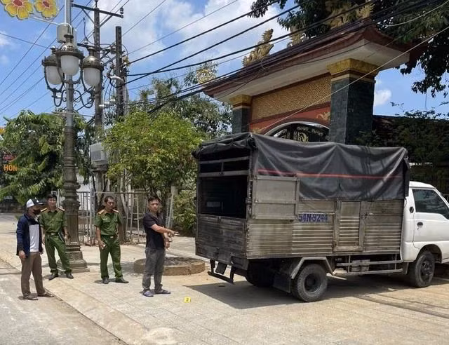 Cơ quan chức năng đưa nghi phạm thực nghiệm hiện trường vụ trộm xe tải đậu trước cổng một ngôi chùa ở H.Đạ Huoai. Ảnh: CTV