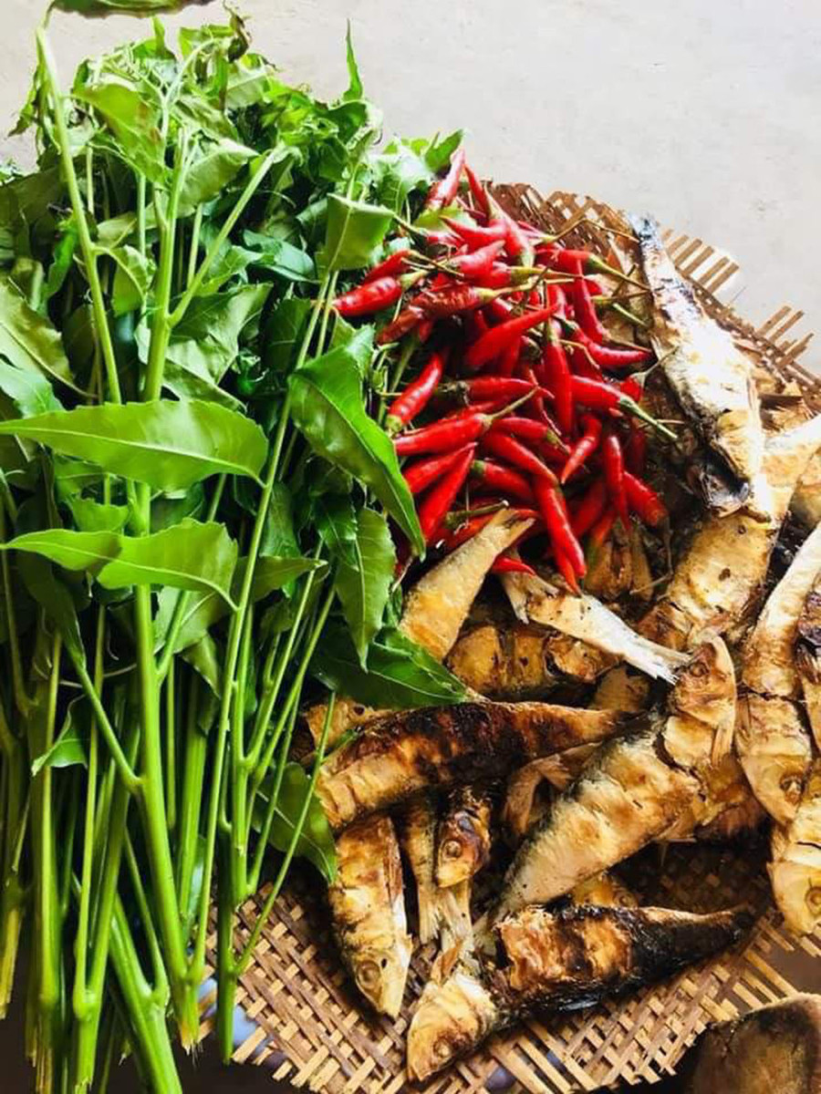 Cá khô nướng kèm lá teng leng. Ảnh: Hdom Cá khô nướng kèm lá teng leng. Ảnh: Hdom