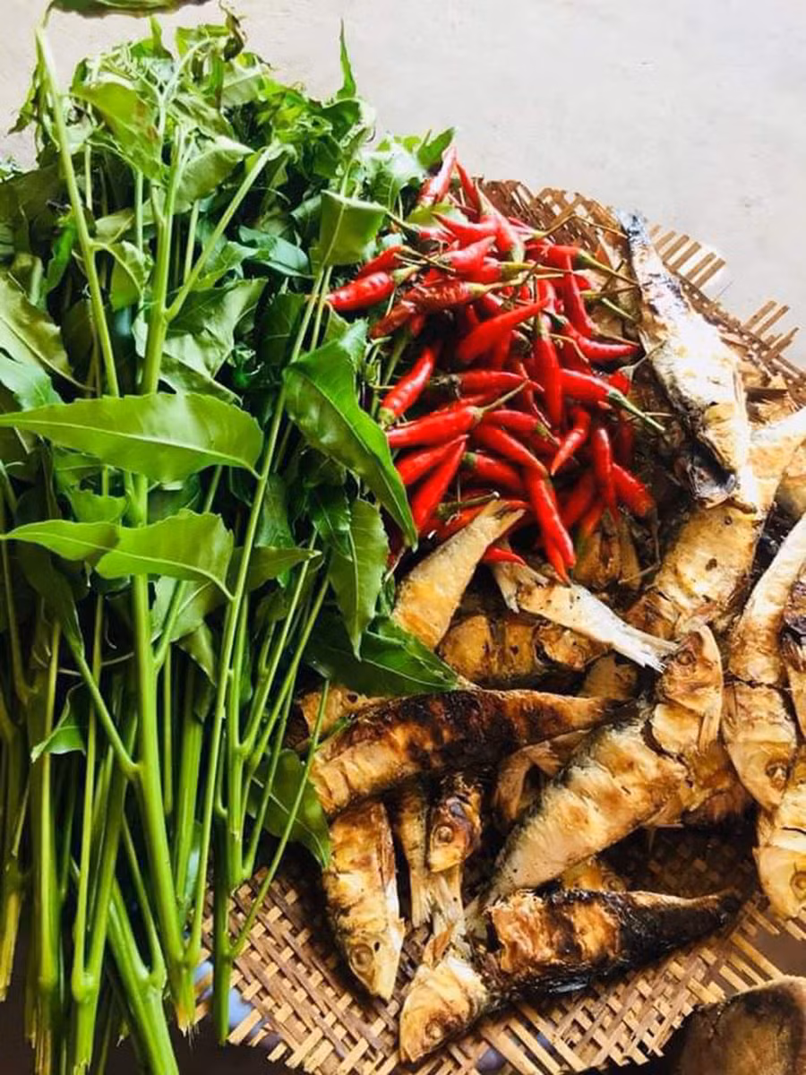 Cá khô nướng kèm lá teng leng. Ảnh: Hdom