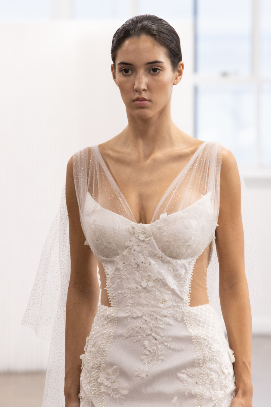 Show diễn được tổ chức ở Canoe Studio, New York. Đây cũng là nơi nhiều nhà mốt lớn như Berta, Marchesa, Francesca Miranda, Hayley Paige... chọn để giới thiệu bộ sưu tập cưới của mình