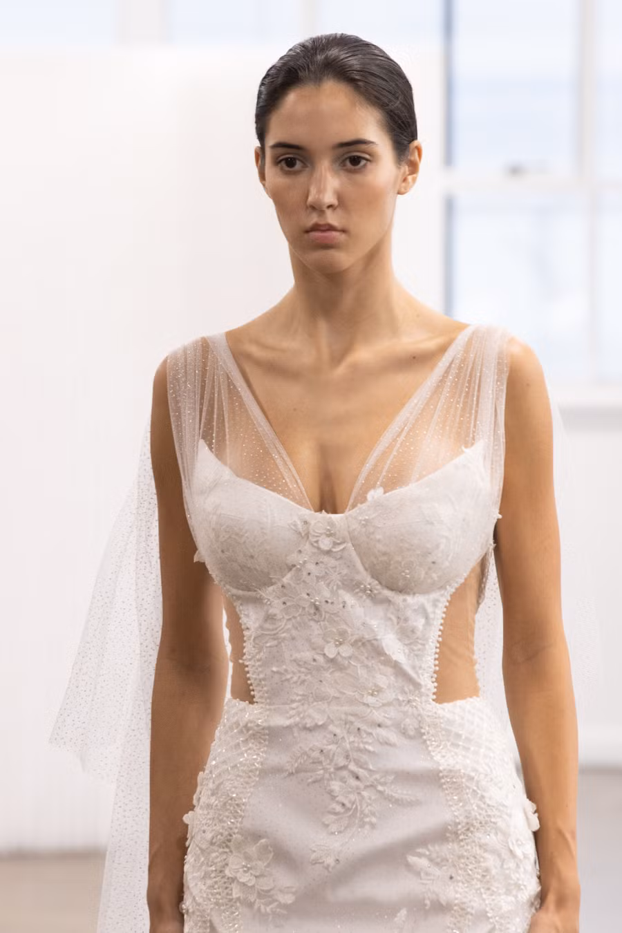 Show diễn được tổ chức ở Canoe Studio, New York. Đây cũng là nơi nhiều nhà mốt lớn như Berta, Marchesa, Francesca Miranda, Hayley Paige... chọn để giới thiệu bộ sưu tập cưới của mình