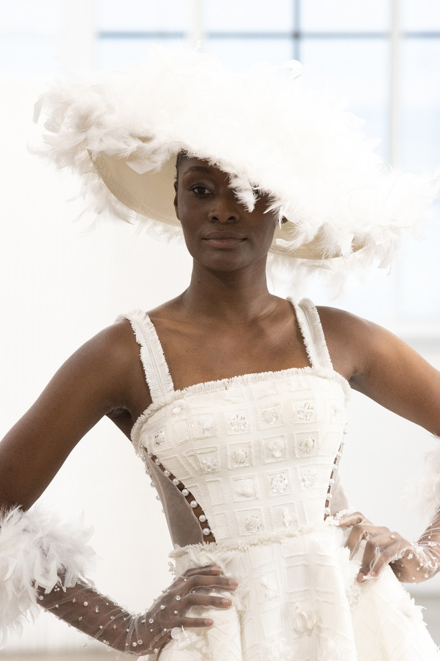 Tại Tuần lễ thời trang New York 2023, Tiana Van mang đến bộ sưu tập váy cưới với đa dạng thiết kế từ dáng cúp ngực, xẻ cao, đuôi cá đến bồng xòe với những chi tiết phá cách như cut out, phối ren xuyên thấu, đính đá, lông vũ... Mỗi thiết kế đều đáp ứng tiêu chí kỹ thuật may đo cao cấp