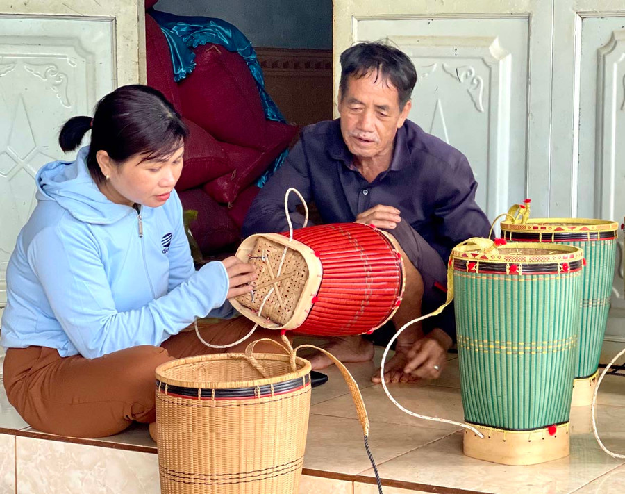 Kỹ thuật đan gùi bằng dây cước đòi hỏi đôi tay phải khéo léo hơn cách đan bằng tre nứa. Ảnh: V.T Kỹ thuật đan gùi bằng dây cước đòi hỏi đôi tay phải khéo léo hơn cách đan bằng tre nứa. Ảnh: V.T