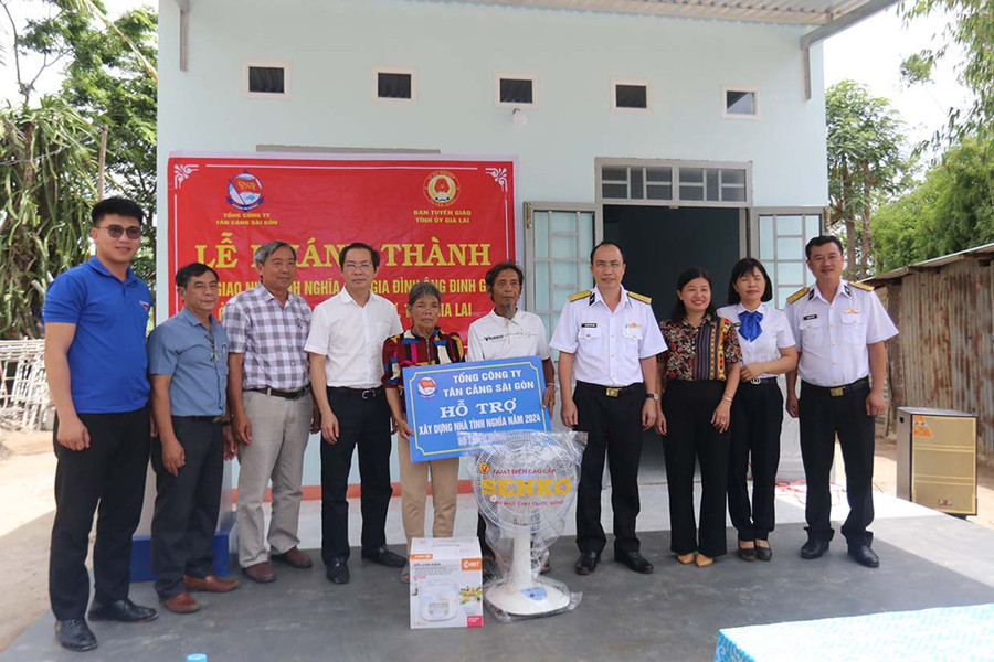 Tổng Công ty Tân Cảng Sài Gòn phối hợp với Ban Tuyên giáo Tỉnh ủy Gia Lai bàn giao nhà tình nghĩa cho ông Đinh Gak. Ảnh: Văn Ngọc