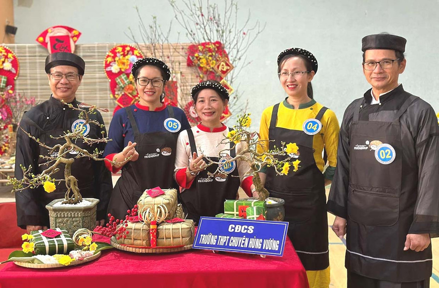 Cô Nhung (thứ 3 từ phải qua) cùng các đoàn viên Công đoàn cơ sở Trường THPT Chuyên Hùng Vương tham gia Hội thi gói nấu bánh chưng Xuân Giáp thìn 2024. Ảnh: Đinh Yến