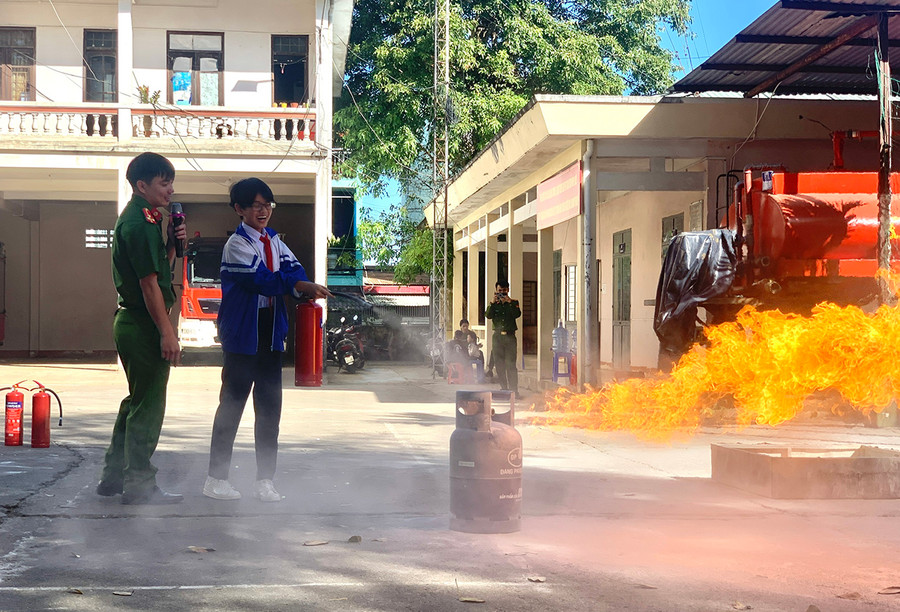Học sinh Trường THCS Trần Phú (phường Trà Bá, TP. Pleiku) thực hành sử dụng bình chữa cháy xách tay để dập tắt đám cháy do rò rỉ khí gas. Ảnh: R.H Học sinh Trường THCS Trần Phú (phường Trà Bá, TP. Pleiku) thực hành sử dụng bình chữa cháy xách tay để dập tắt đám cháy do rò rỉ khí gas. Ảnh: R.H
