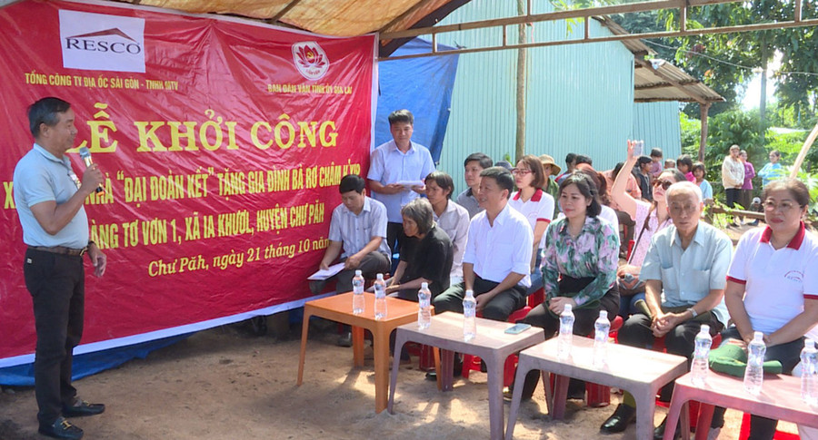 Các đại biểu dự lễ khởi công xây nhà &quot;Đại đoàn kết&quot;. Ảnh: Linh Chi