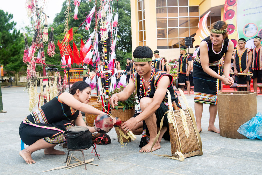 Cộng đồng các dân tộc tái hiện những lễ hội truyền thống (mừng lúa mới, cúng hồn lúa, cúng thần đất, thần nước). Cộng đồng các dân tộc tái hiện những lễ hội truyền thống (mừng lúa mới, cúng hồn lúa, cúng thần đất, thần nước).