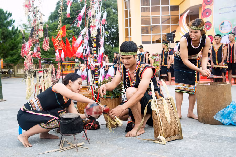 Cộng đồng các dân tộc tái hiện những lễ hội truyền thống (mừng lúa mới, cúng hồn lúa, cúng thần đất, thần nước).
