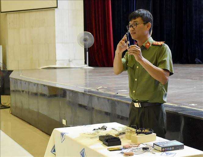 Cán bộ công an phổ biến các thiết bị gian lận thi cử. Ảnh: Nguyễn Cúc/TTXVN