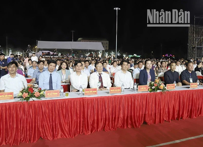 Các đại biểu dự Lễ công bố quyết định công nhận Khu du lịch quốc gia Mộc Châu.