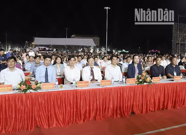 Các đại biểu dự Lễ công bố quyết định công nhận Khu du lịch quốc gia Mộc Châu.