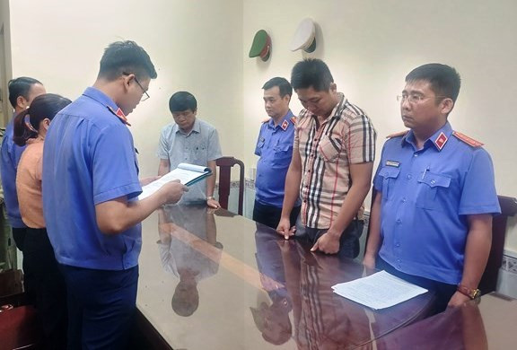 Cơ quan điều tra VKSND tối cao tống đạt các quyết định khởi tố bị can đối với Nguyễn Bá Nhật và Hà Trần Vũ