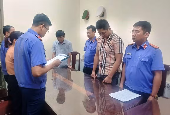 Cơ quan điều tra VKSND tối cao tống đạt các quyết định khởi tố bị can đối với Nguyễn Bá Nhật và Hà Trần Vũ