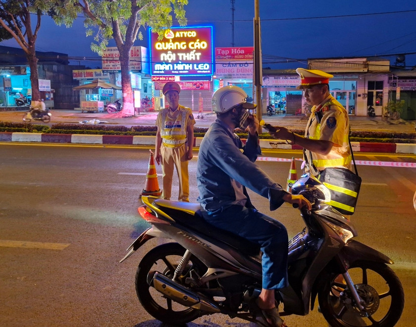 Lực lượng Cảnh sát giao thông kiểm tra nồng độ cồn tại đường Lê Duẩn, TP. Pleiku. Ảnh: Vĩnh Hoàng