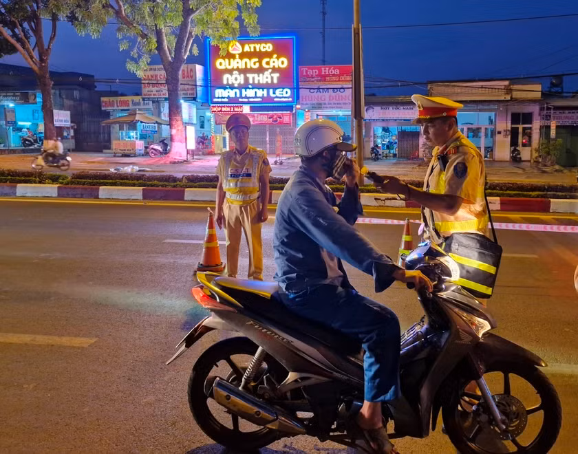 Lực lượng Cảnh sát giao thông kiểm tra nồng độ cồn tại đường Lê Duẩn, TP. Pleiku. Ảnh: Vĩnh Hoàng Lực lượng Cảnh sát giao thông kiểm tra nồng độ cồn tại đường Lê Duẩn, TP. Pleiku. Ảnh: Vĩnh Hoàng