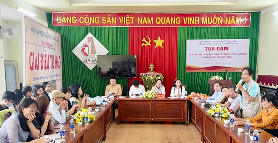 Quang cảnh buổi tọa đàm về văn học trẻ-văn học dân tộc thiểu số vào sáng 23-7. Ảnh: Lam Nguyên Quang cảnh buổi tọa đàm về văn học trẻ-văn học dân tộc thiểu số vào sáng 23-7. Ảnh: Lam Nguyên