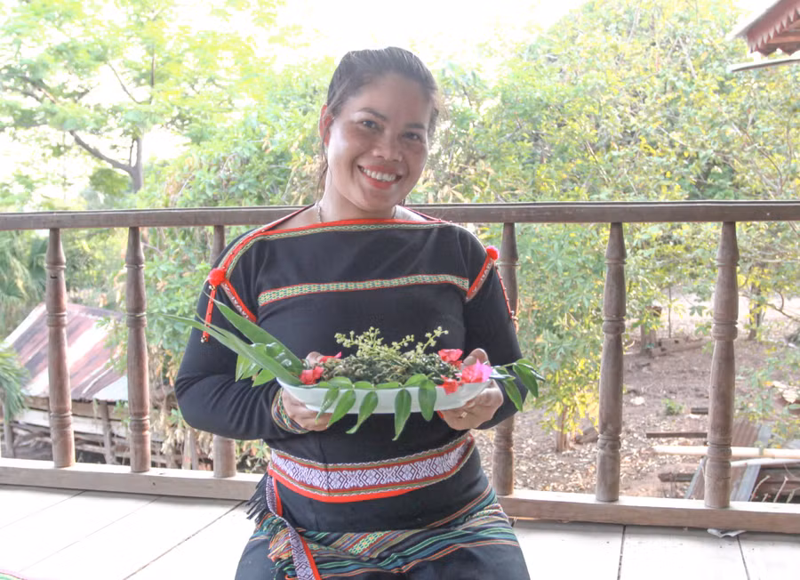 Chị Y Cô Viên rất đam mê ẩm thực truyền thống của người Gia Rai. Ảnh: H.T