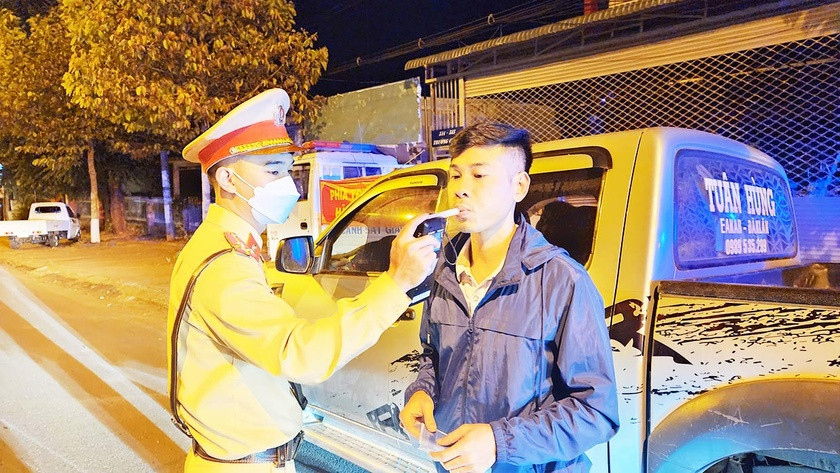 Lực lượng Cảnh sát Giao thông-Trật tự Công an TP. Pleiku kiểm tra nồng độ cồn đối với người tham gia giao thông. Ảnh: Bá Bính Lực lượng Cảnh sát Giao thông-Trật tự Công an TP. Pleiku kiểm tra nồng độ cồn đối với người tham gia giao thông. Ảnh: Bá Bính