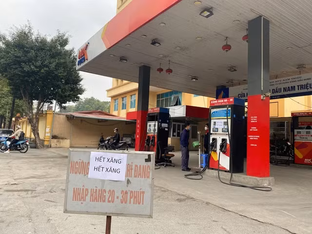 Thị trường xăng dầu gặp trục trặc về nguồn cung vào tháng 3-2022 khiến một số địa phương bị thiếu xăng dầu cục bộ