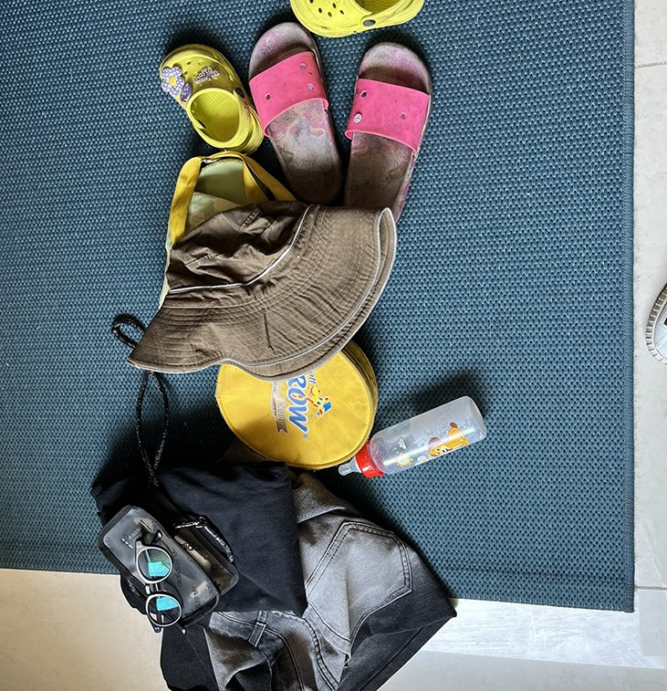 Vật dụng của 2 bé gái được công an thu giữ tại căn hộ của nghi phạm Nhật Vi. Ảnh: nguồn Công an